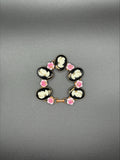 Bracelet fleurs et médailles