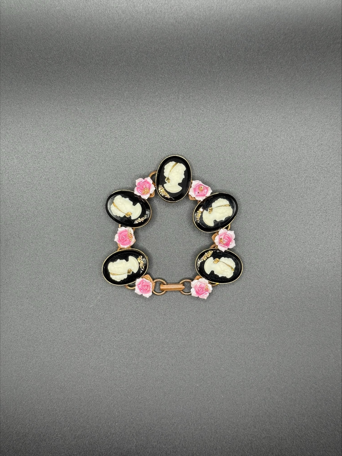 Bracelet fleurs et médailles