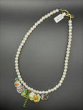 Collier médailles et perles blanches (plusieurs modèles)