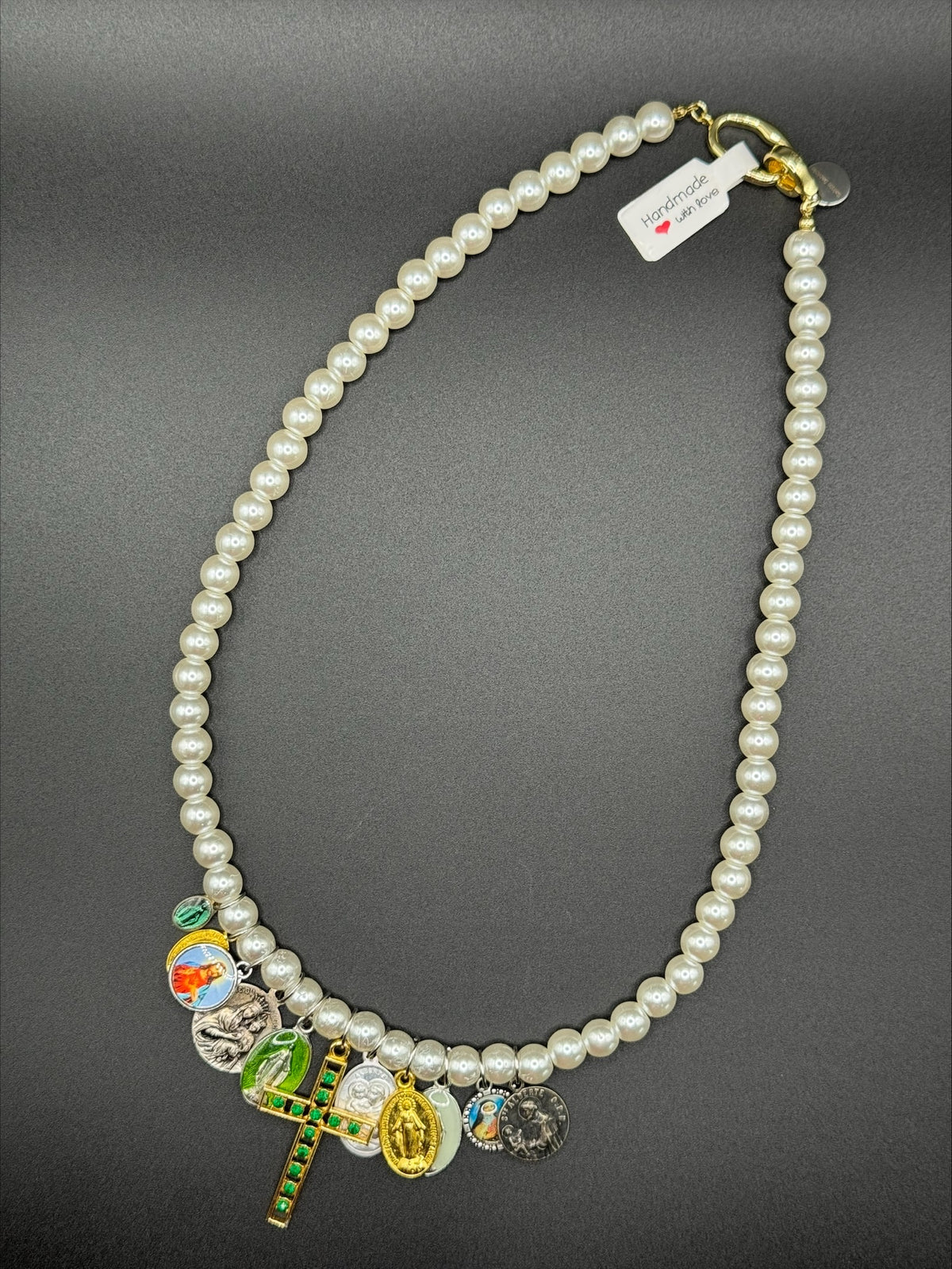 Collier médailles et perles blanches (plusieurs modèles)