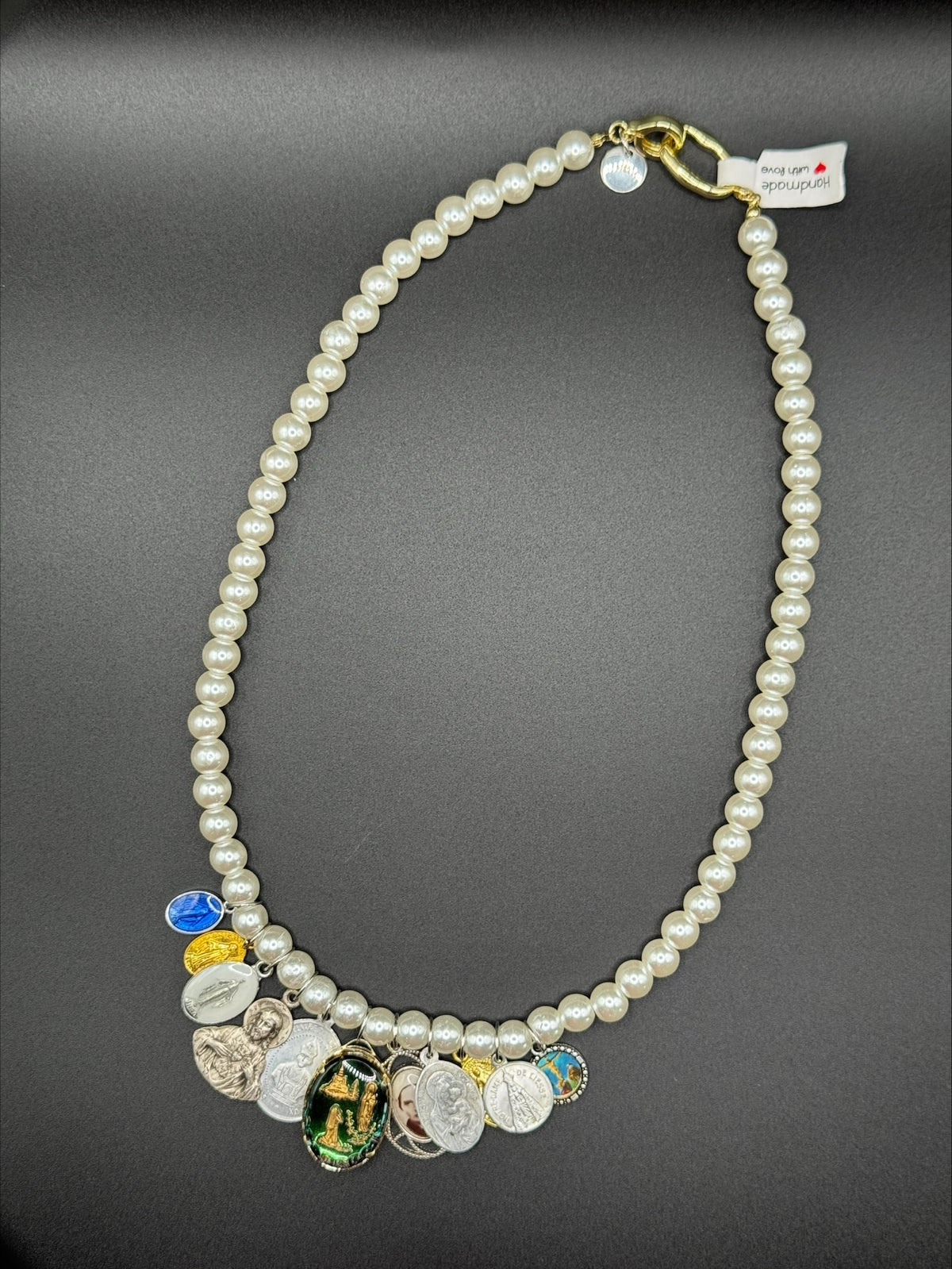 Collier médailles et perles blanches (plusieurs modèles)