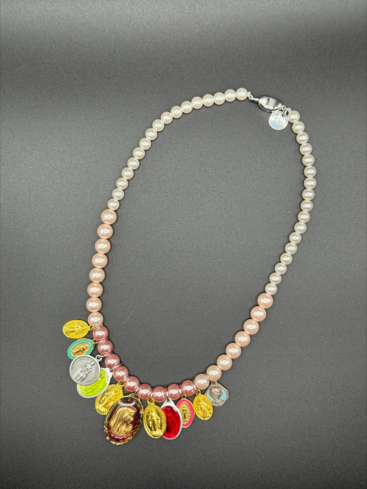 Collier médailles et perles roses (plusieurs modèles)