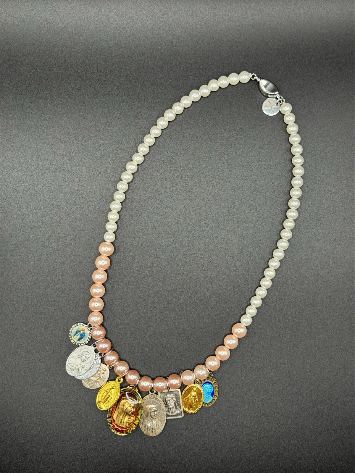 Collier médailles et perles roses (plusieurs modèles)