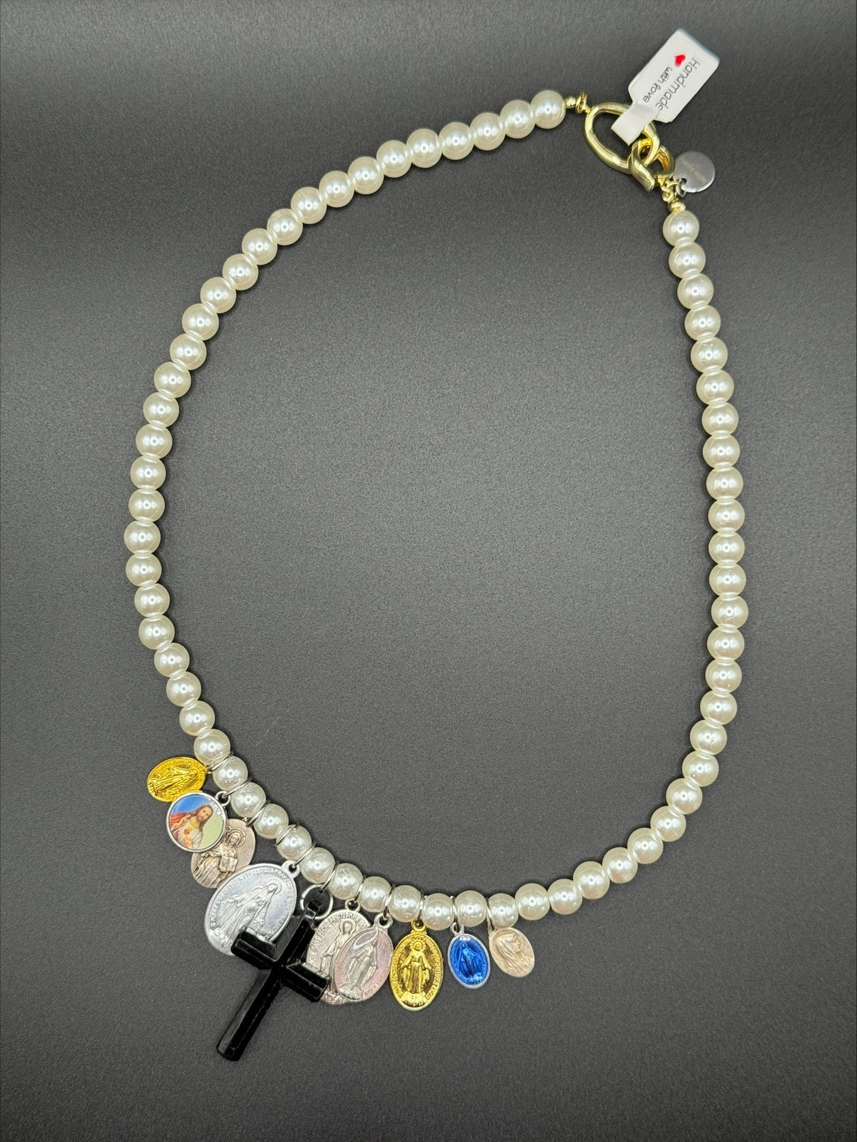 Collier médailles et perles blanches (plusieurs modèles)