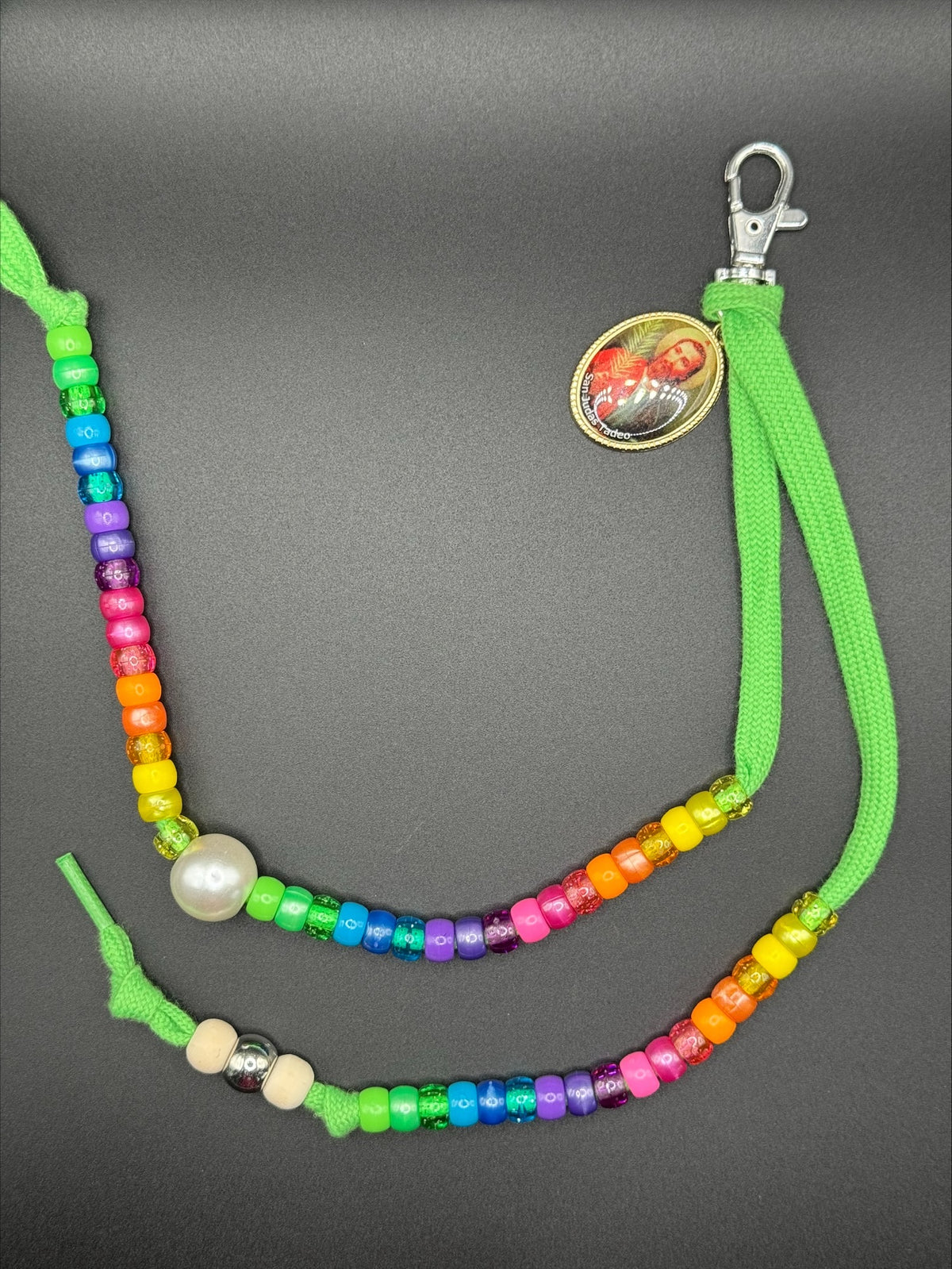 Porte-clés médaille et perles (plusieurs modèles)