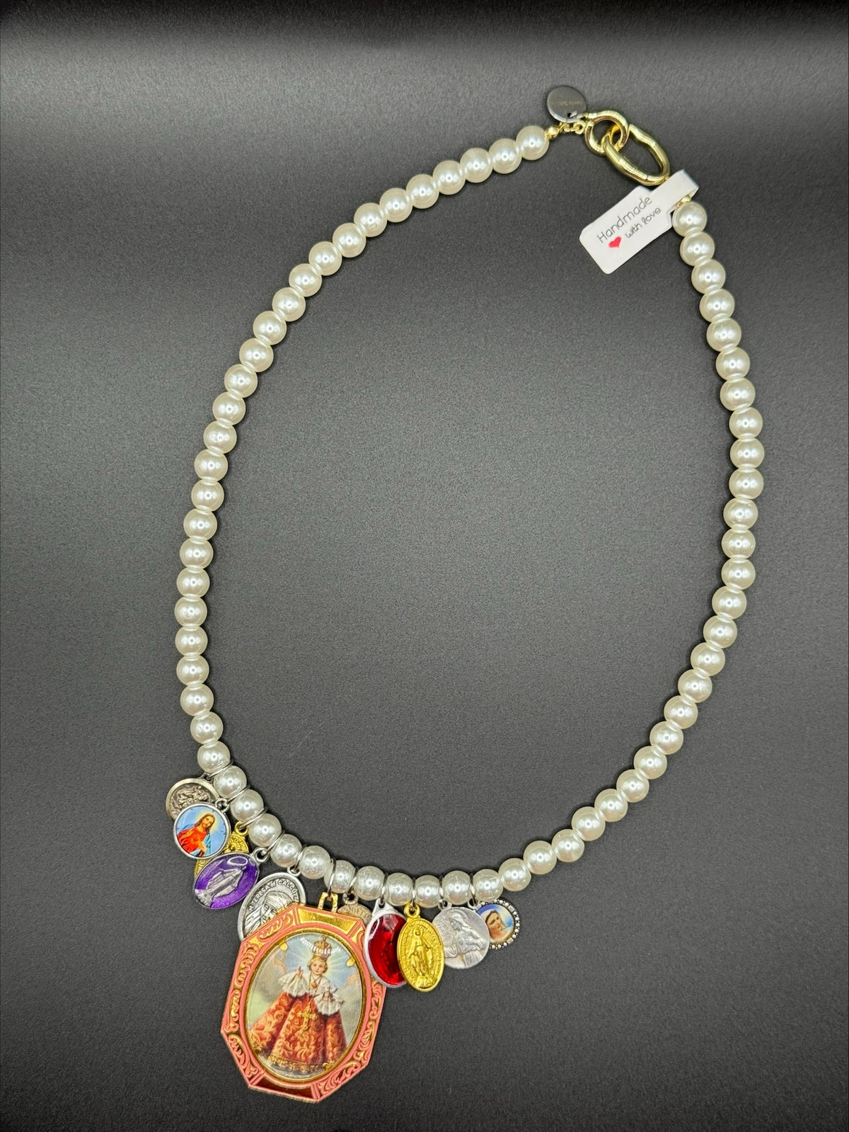 Collier médailles et perles blanches (plusieurs modèles)